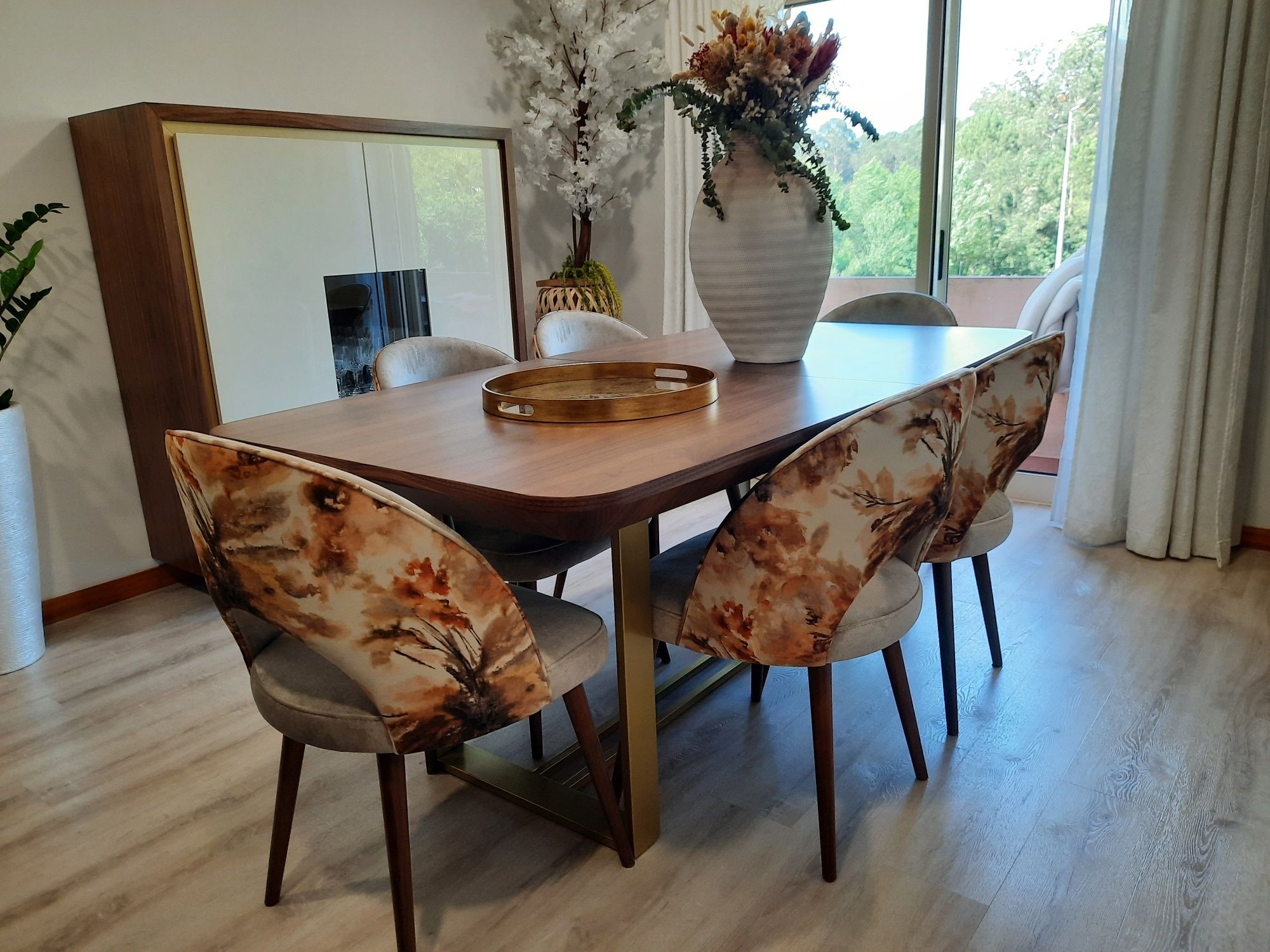 Mesa Jantar Extensível Nogueira e Base Ferro Dourado