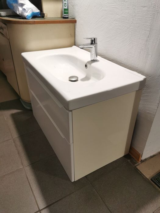 Szafka do łazienki z umywalką i baterią