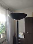 Czarna lampa stojąca