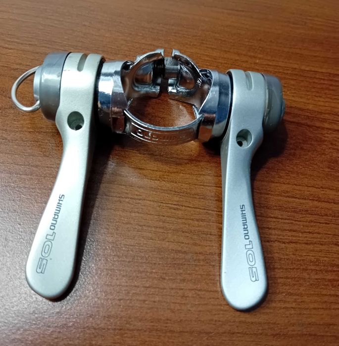 RETRO manetki.Dźwignie przerzutek Shimano 105 SL-1055, /ładny stan/.