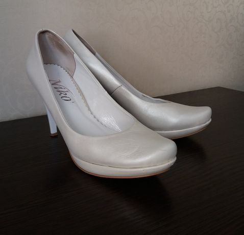 Свадебные бело-перламутровые туфли