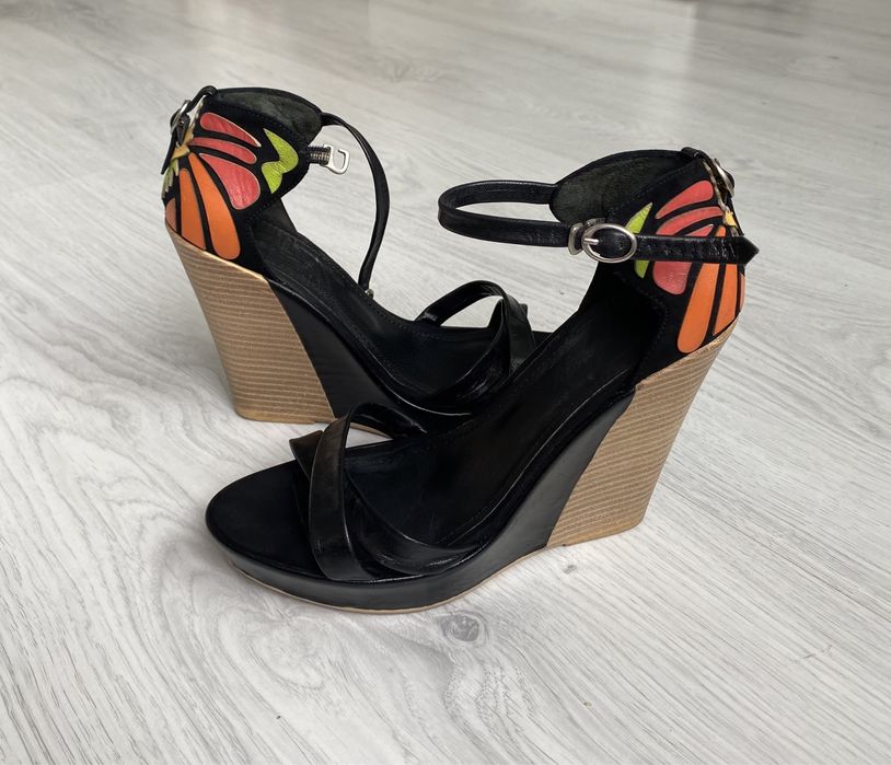 Босоніжки шкіряні на платформі