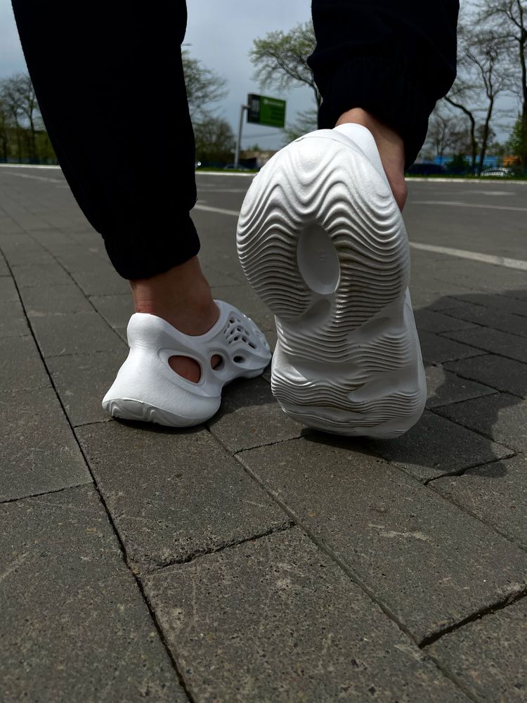 Жіночі білі шльопанці-сланці Yeezy Foam Runner Pink кроссовки