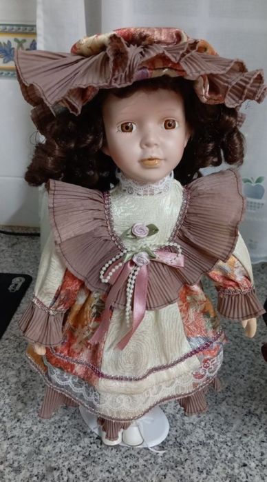 BONECAS de colecção em porcelana.Casa,Sala,Hall,Impecáveis.Antiguidade