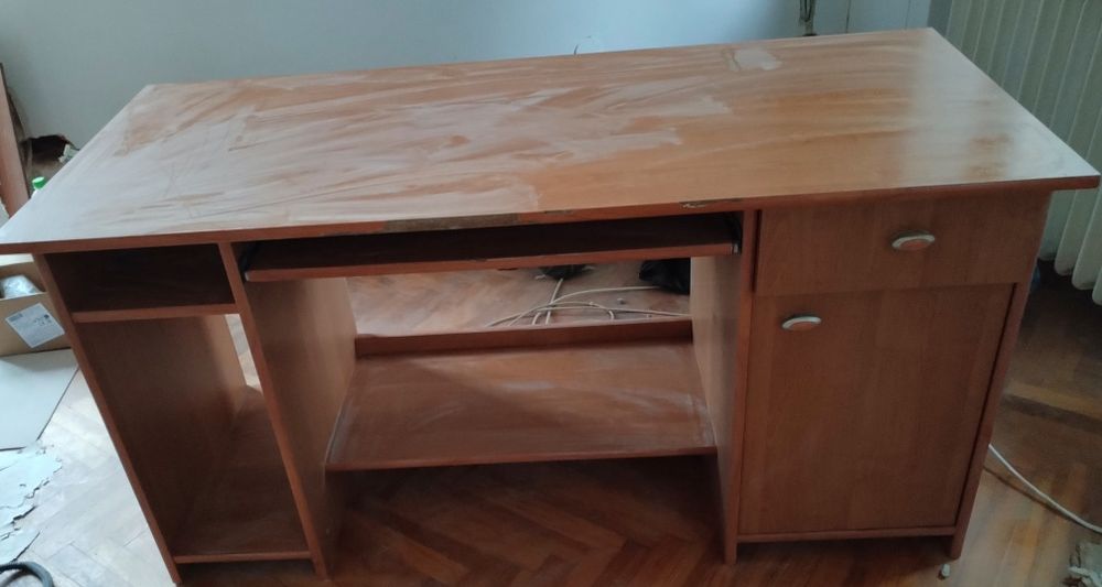 Biurko 140x60 cm  z wysuwaną półką