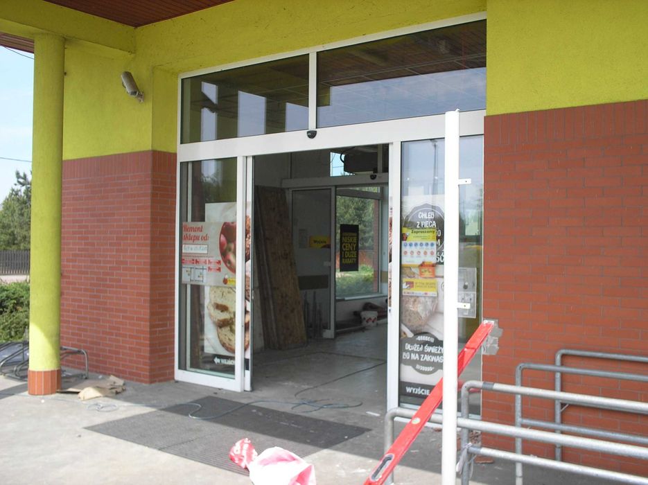 Drzwi zewnętrzne + wiatrołap + drzwi wewnętrzne