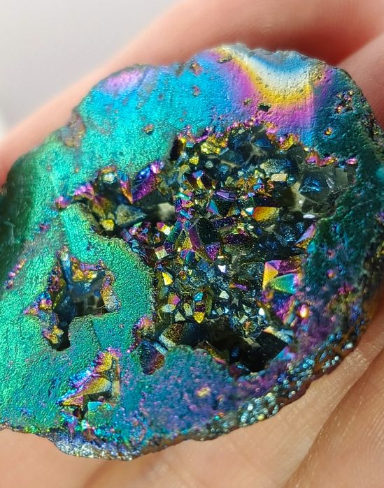 Geoda kwarcowa pokryta aurą tytanową