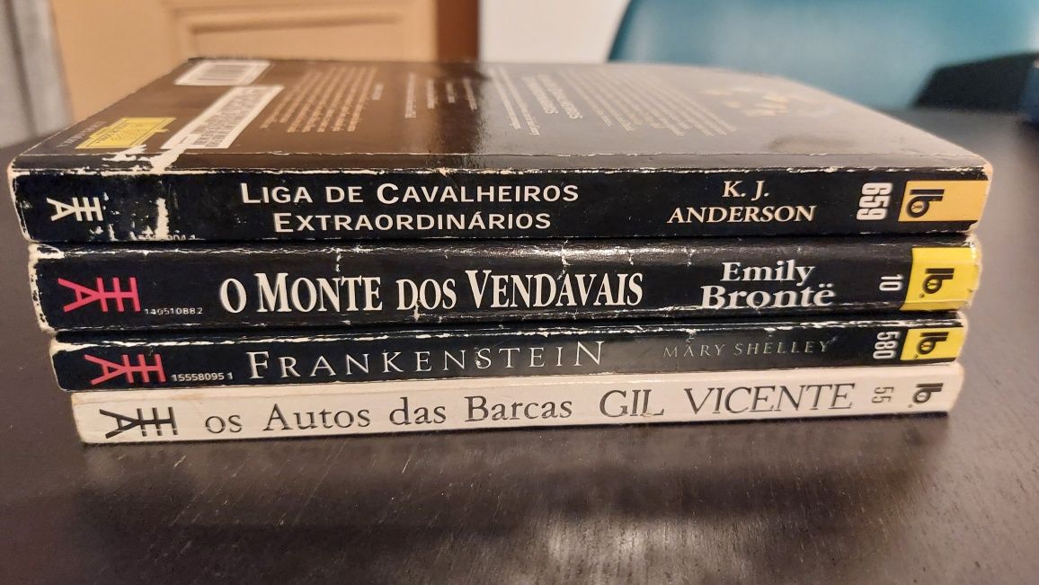 Livros de bolso a 2,5€ cada