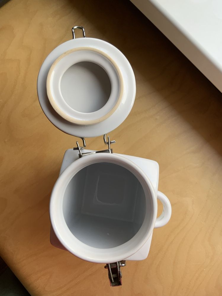 Biały ceramiczny sloik na makę lub cukier