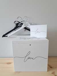 Białe pudełko na koperty obrączki Wieszaki ślubne srebrne napisy ślub