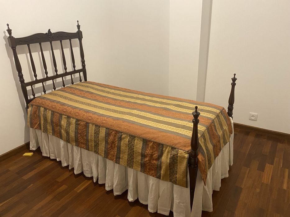 Cama de solteiro antiga sem colchão