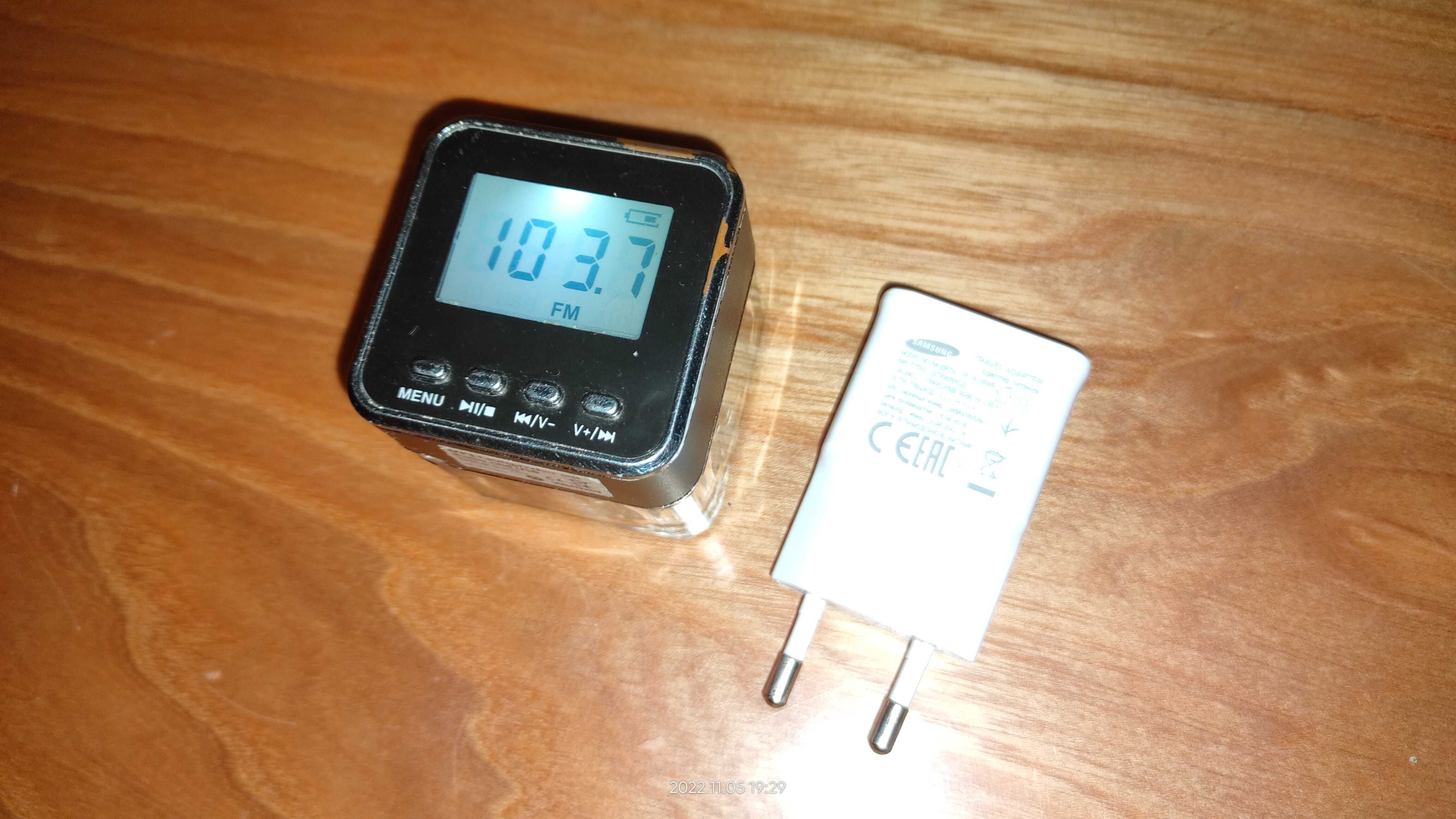 Przenośny głośniczek z radiem/USB/SD z ładowarką stan dobry
