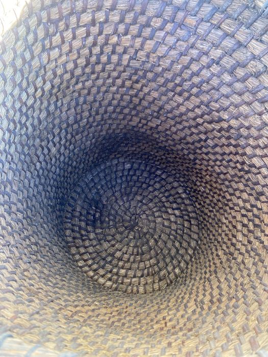 Старовинна плетена бочка корзина