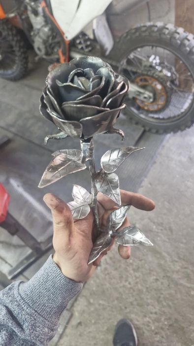 Metalowa wieczna róża ręcznie robiona!! Walentynki