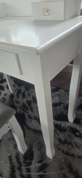 Toaletka z złym stanie wizualnym