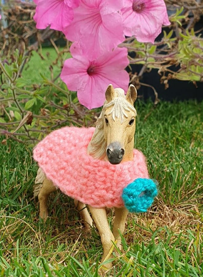 Derki zrobione na szydełku dla koni Schleich lub Colecta