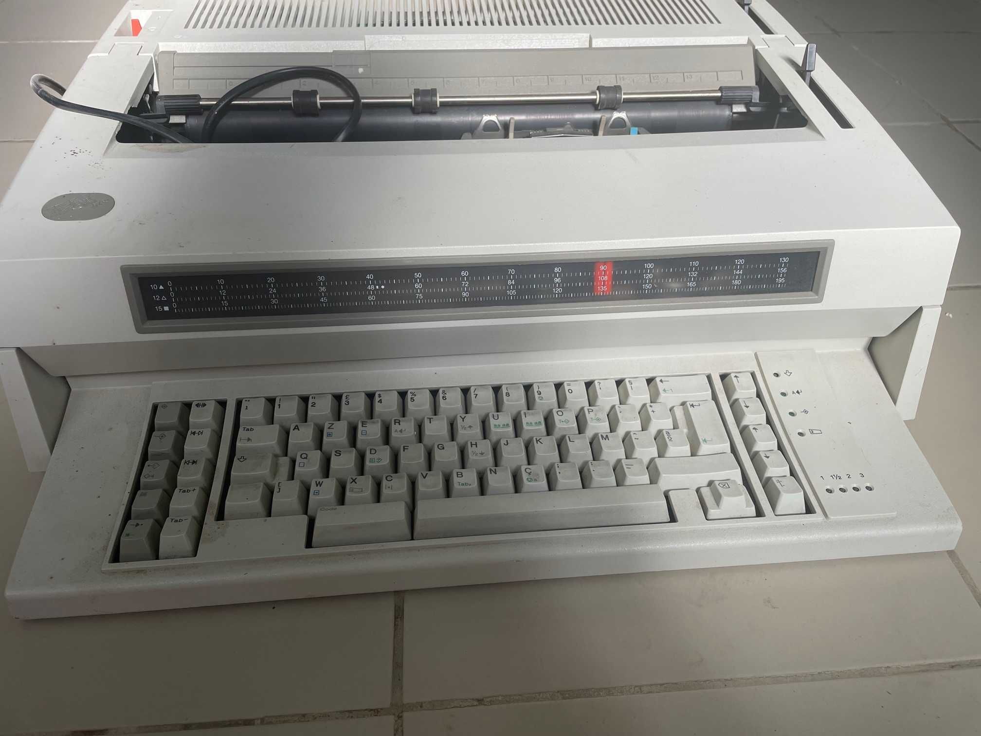 Máquina de escrever antiga IBM 6784, liga mas com erro