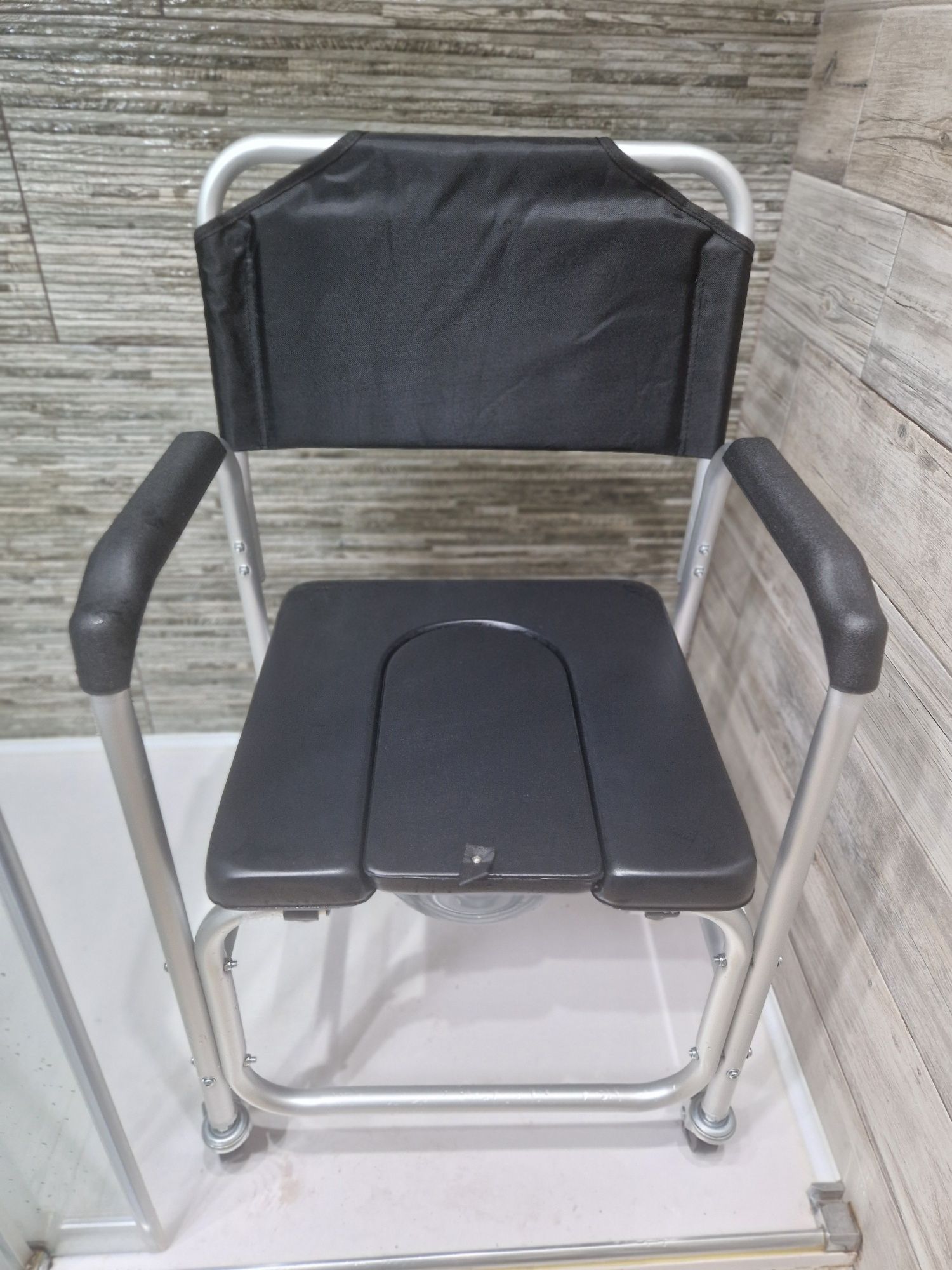 Cadeira sanitária e de banho com rodas