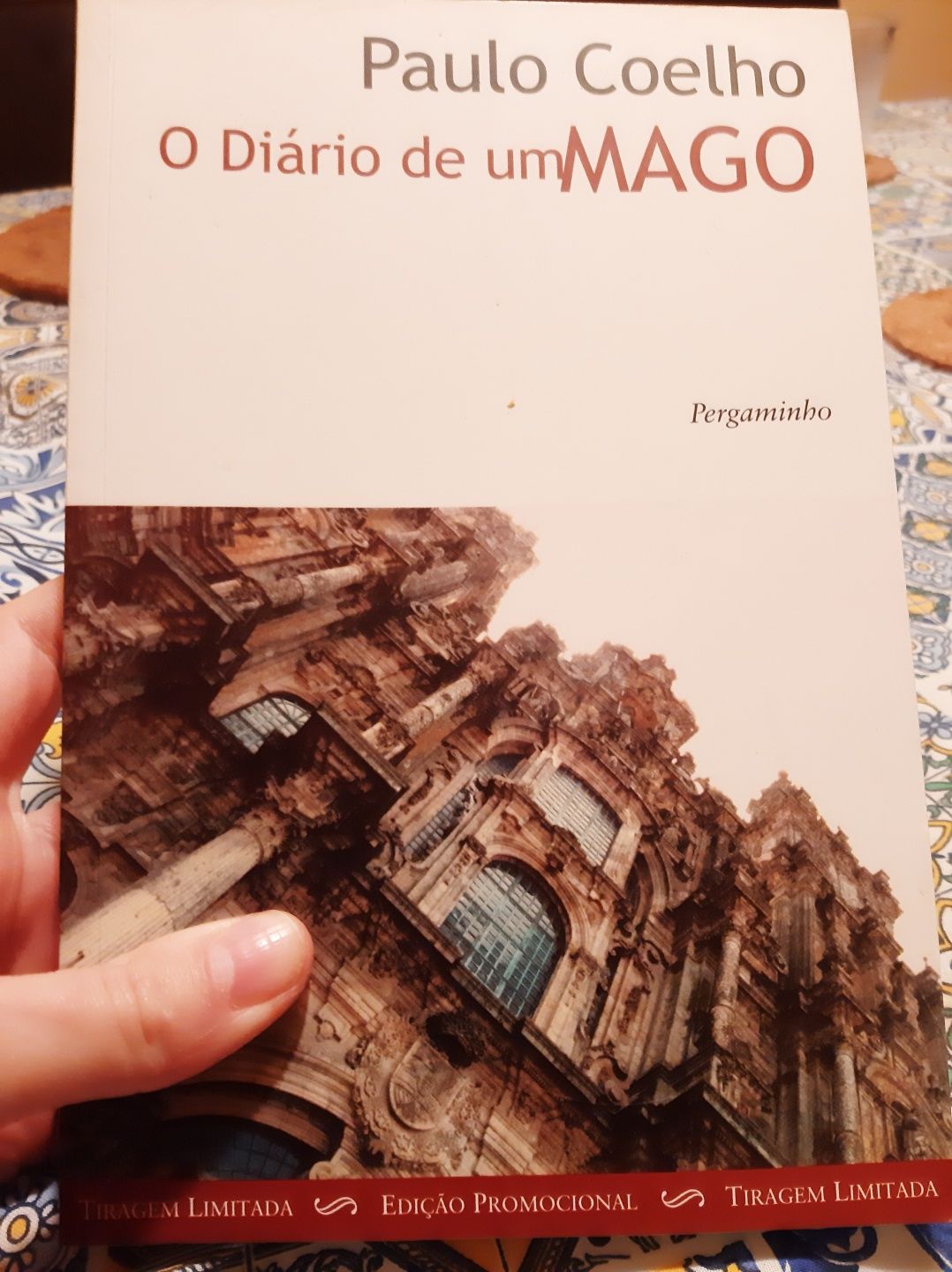 Vende-se livro O diário de um mago de Paulo Coelho