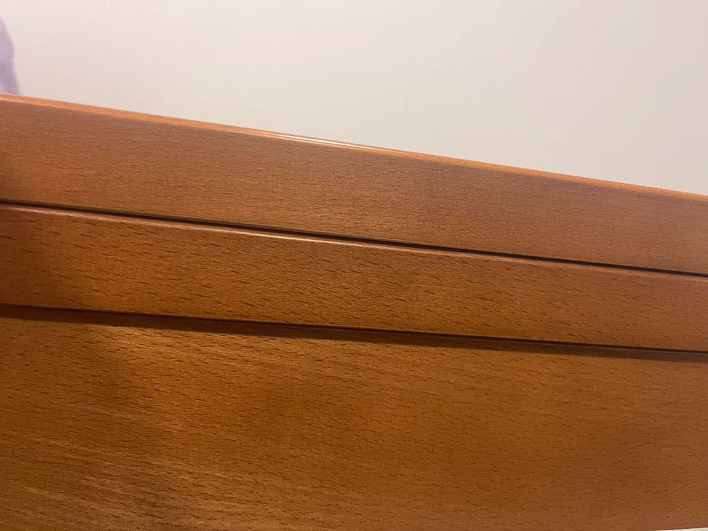 Mesa de madeira extensível em cerejeira com  vidro fosco. 1,90 aberta