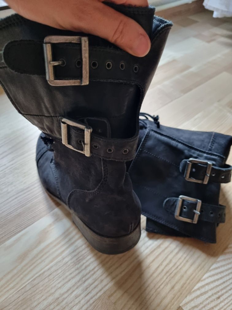 Czarne wysokie buty z klamrami 41