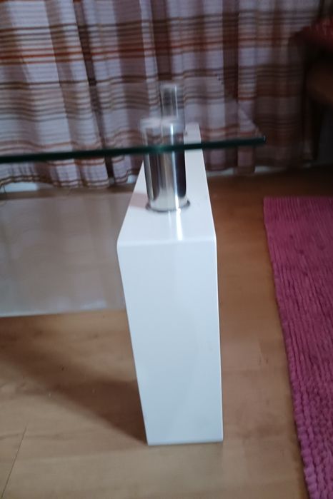 Mesa de centro em vidro e lacada de branco