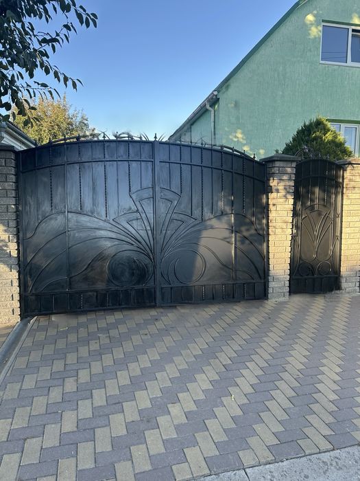 Ковані ворота з хвірткою.