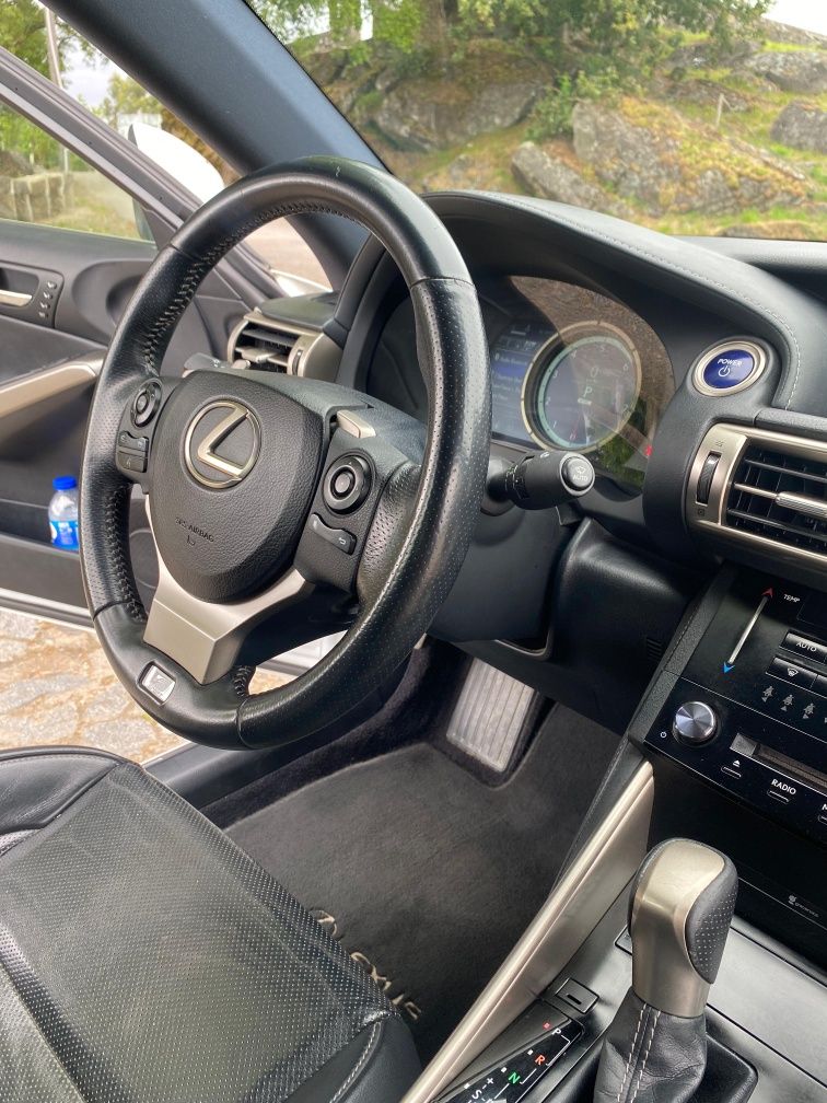 Lexus IS 300h F SPORT