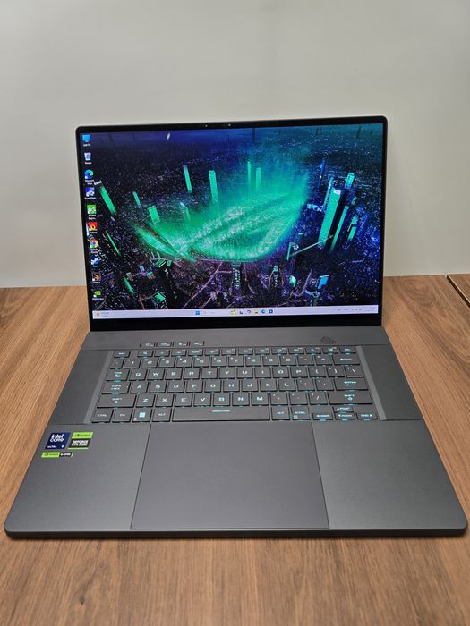 ASUS ROG Zephyrus G16 2.5k OLED 240HZ Ultra 9 185H/RTX 4070/16gb/1TB
