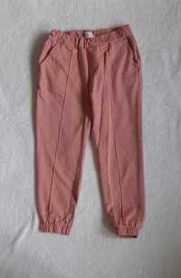 Jasne różowe szerokie spodnie dresowe r.134/140 Coccodrillo