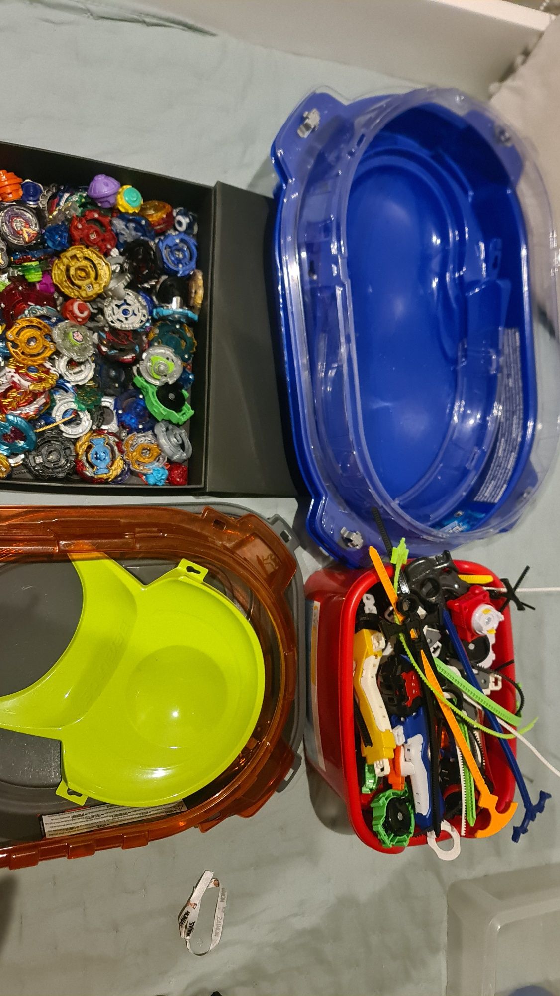 Vendo ou troco beyblade mais de 50 unidases