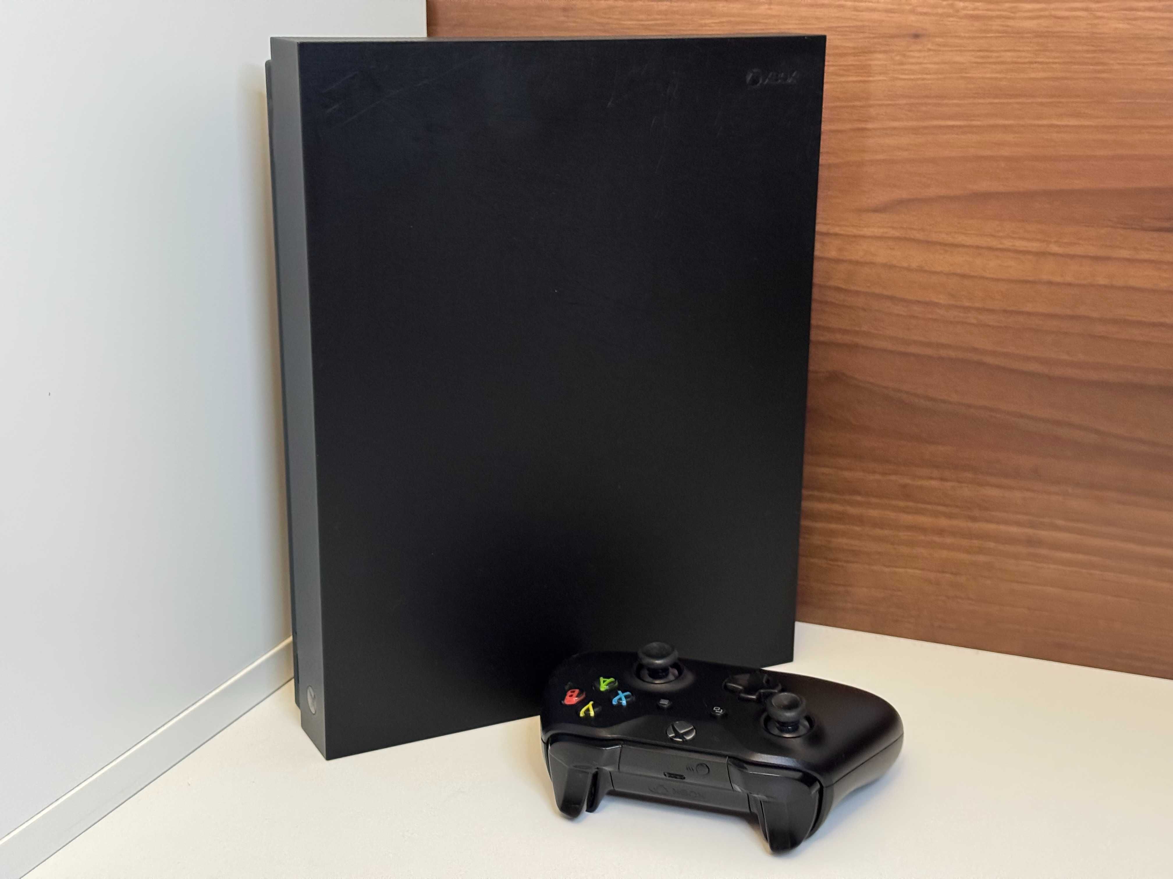 Konsola XBOX ONE X 1TB z Padem i Napędem