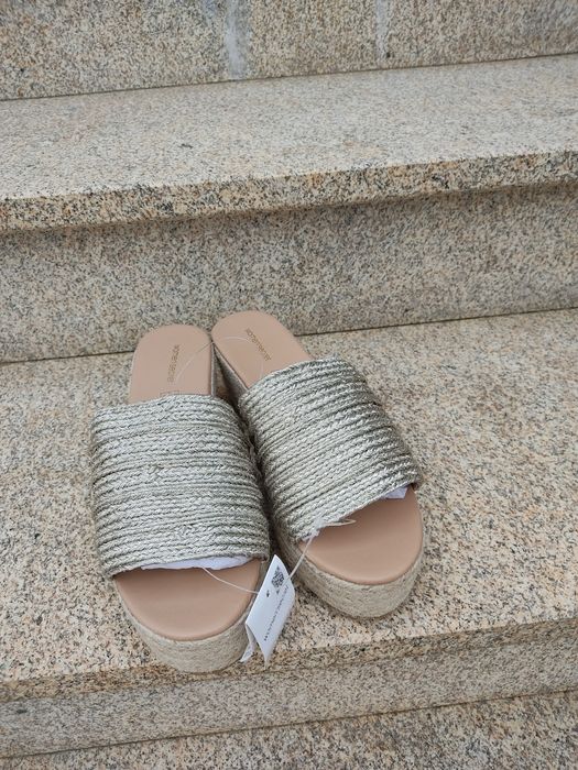 Sandálias "pala"/ tira larga douradas, NOVAS A ESTREAR