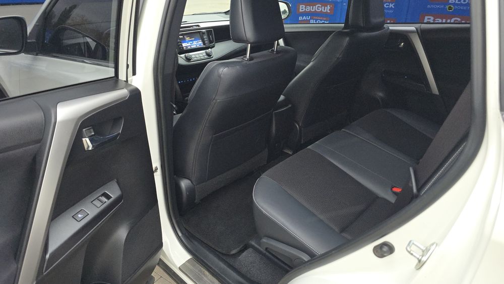 Продам офіційний Toyota Rav4