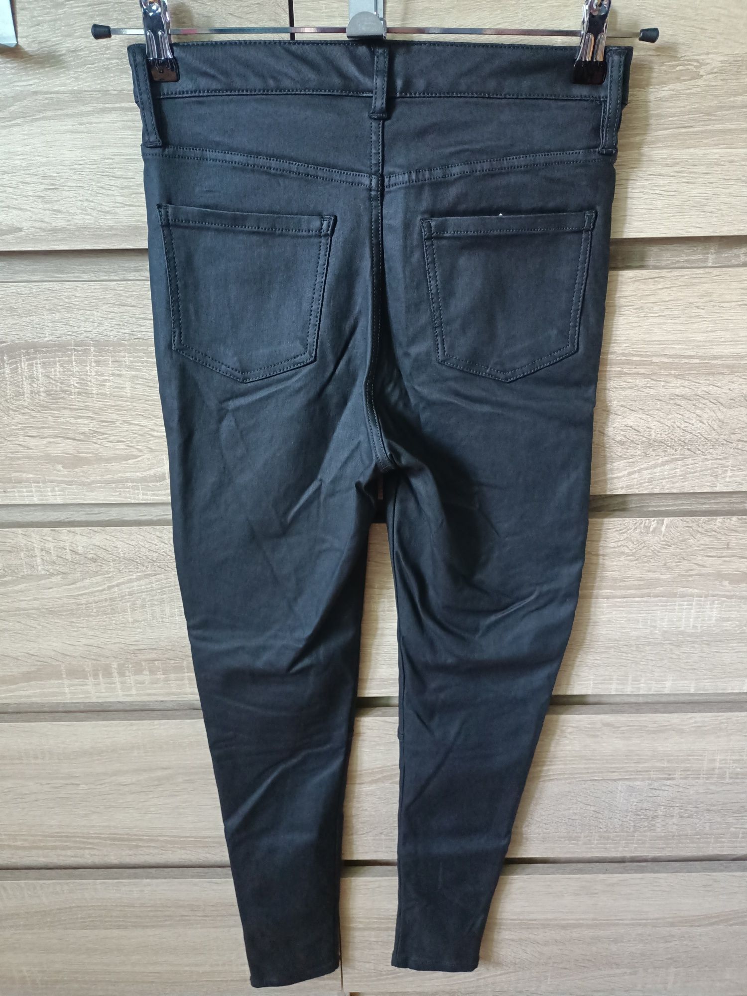 Czarne spodnie skinny rurki woskowane F&F 36/S zip