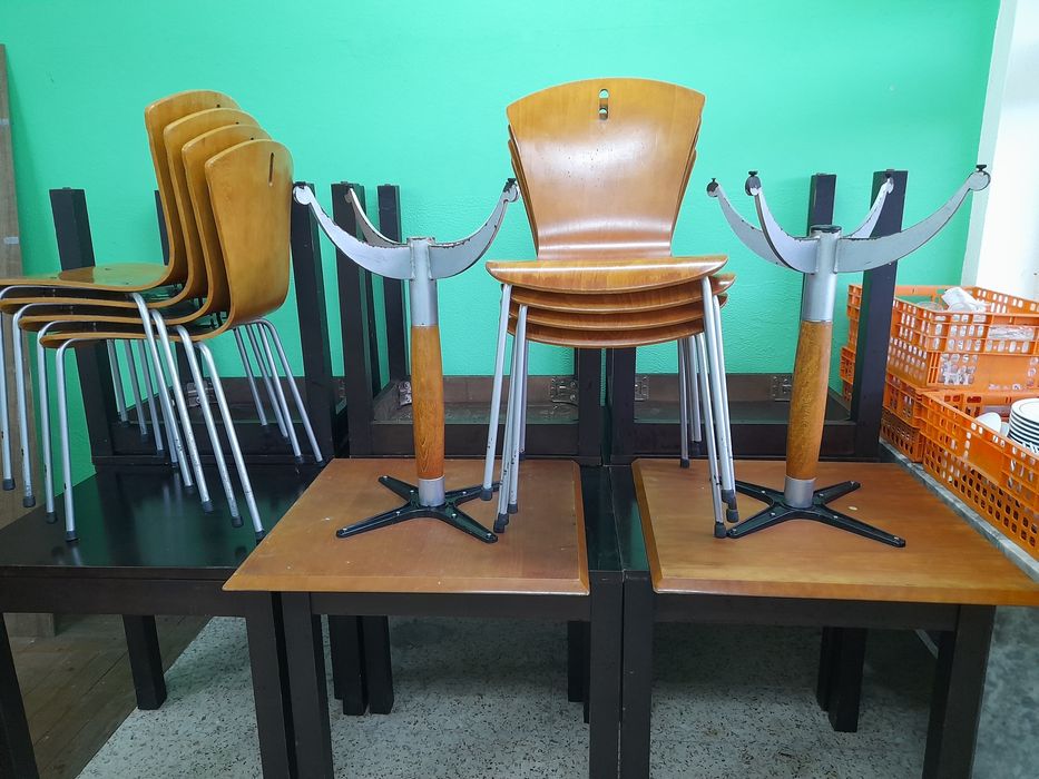 2 mesas e 8 cadeiras de café