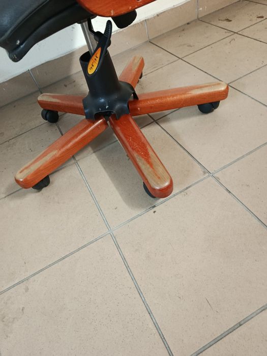 Krzesła gemingowe i antyk z PRL-u