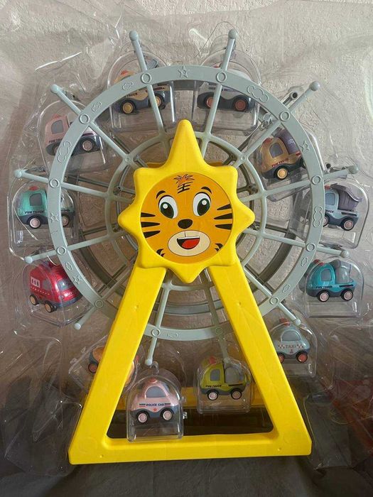 Величезне оглядове колесо з машинками