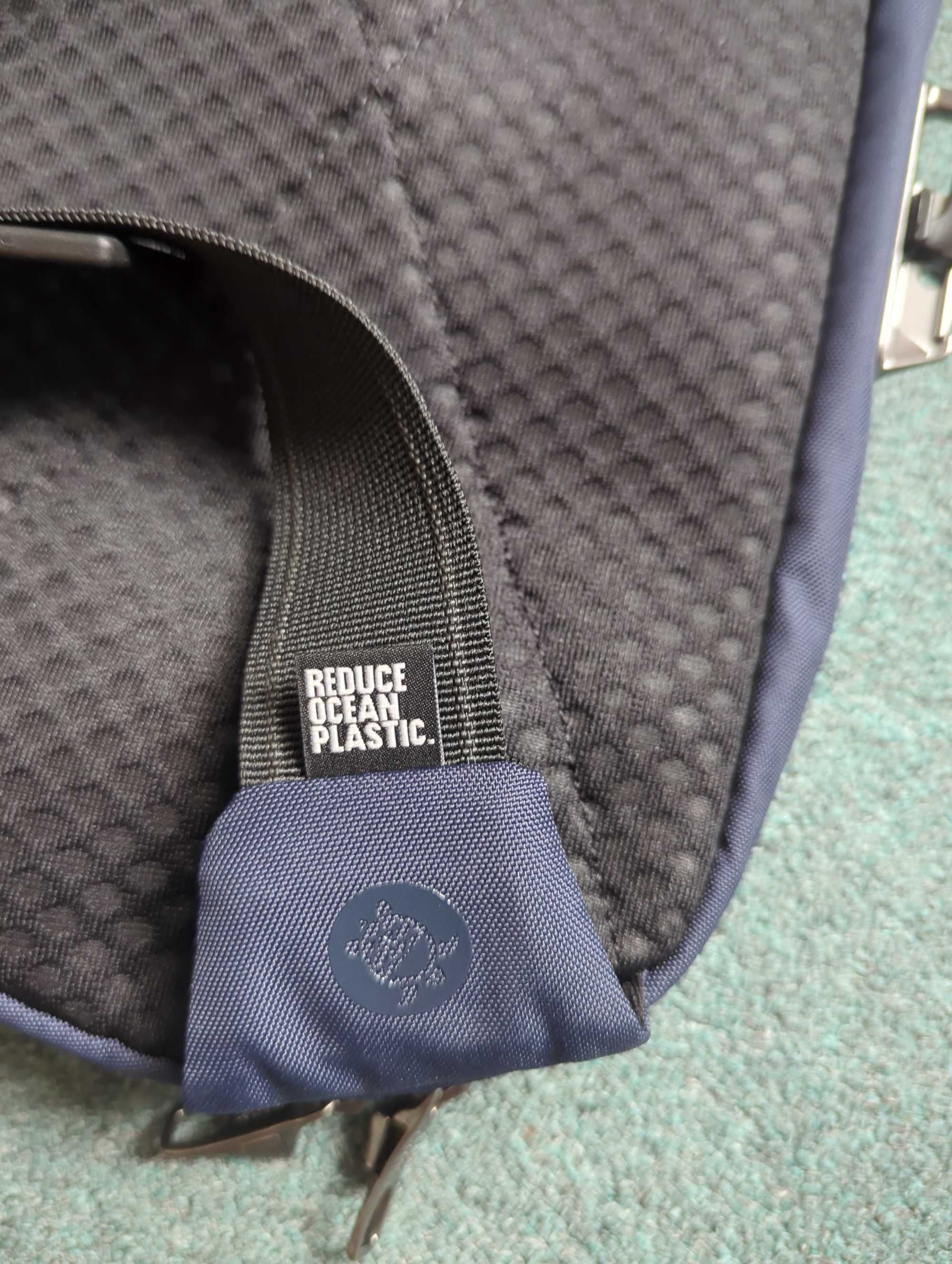 ### Pancerna szszetka Pacsafe® V anti-theft urban sling ###