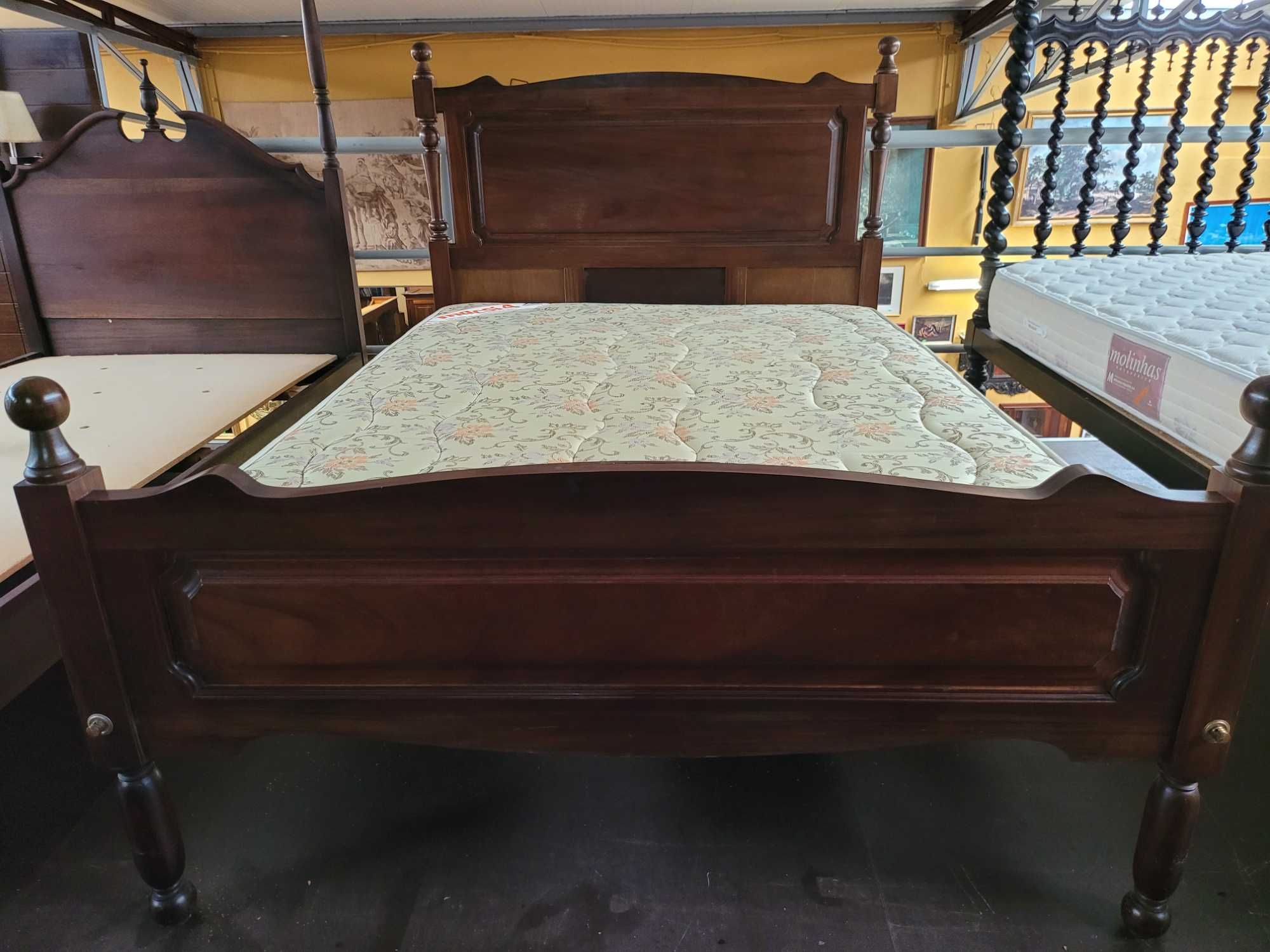 Cama em madeira maciça com estrado e colchão - Bom estado geral