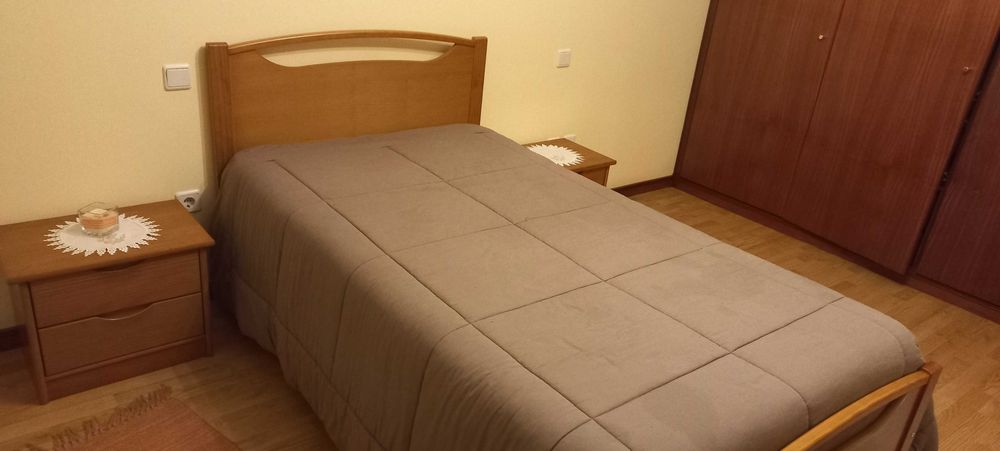 VENDO Mobília de quarto de solteiro em pinho. Corpo e meio