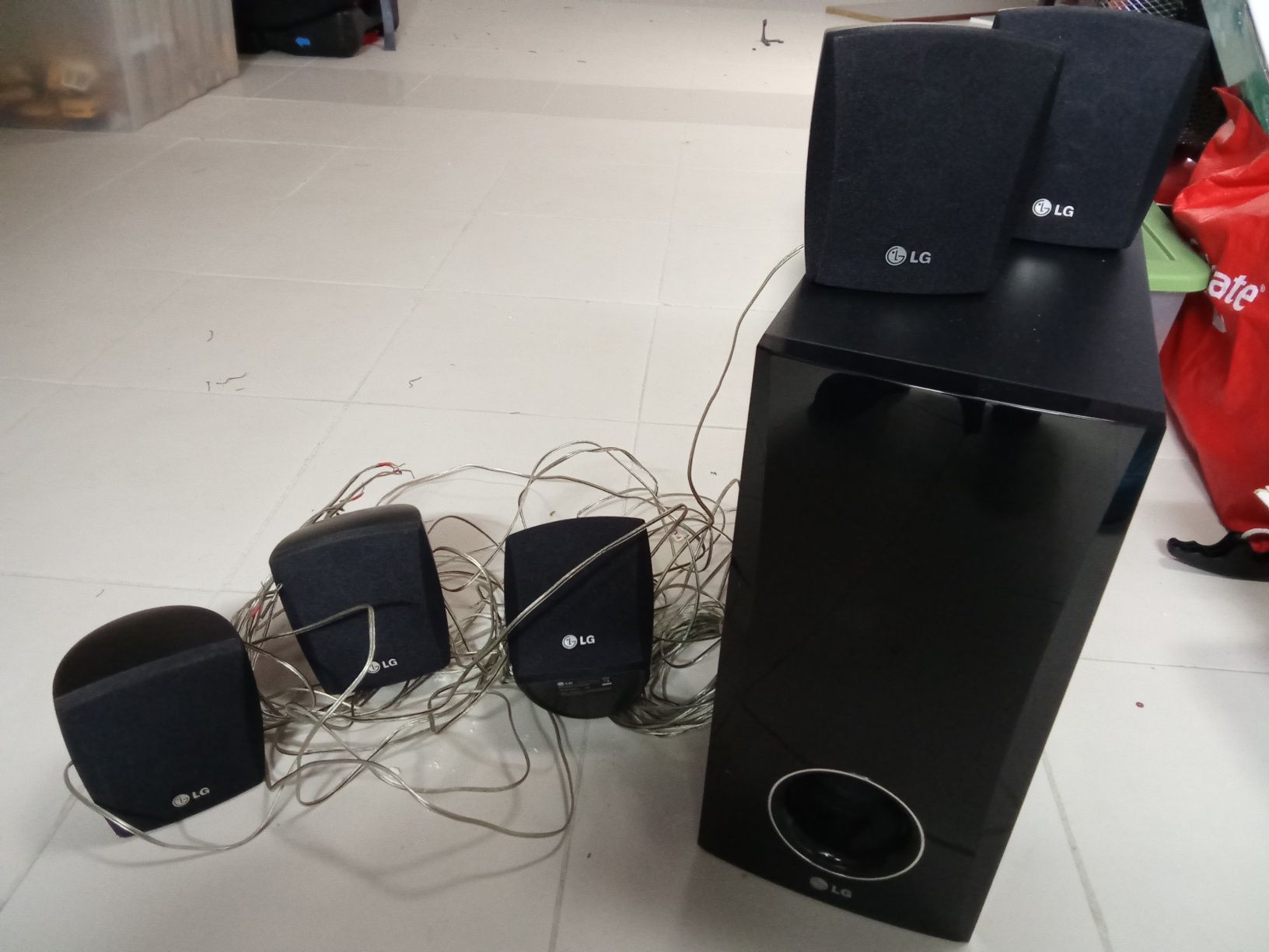 Subwoofer com colunas