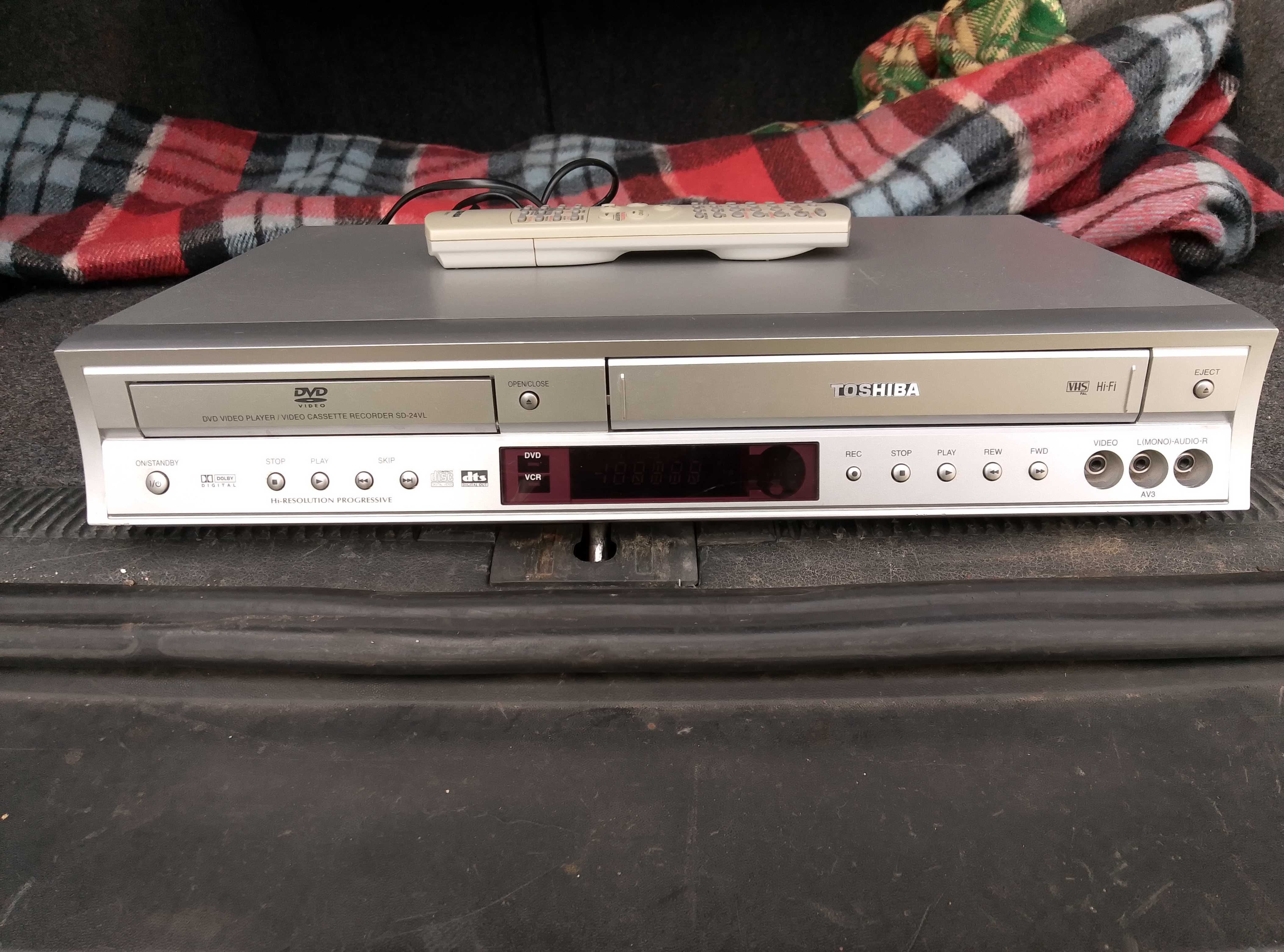 Odtwarzacz VHS  i CD
