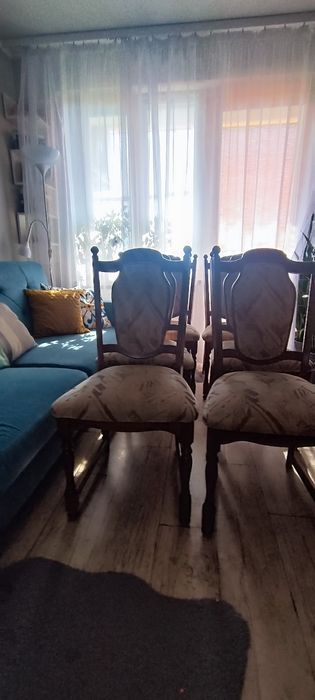 Sześć drewnianych krzeseł mebli Swarzędzkich