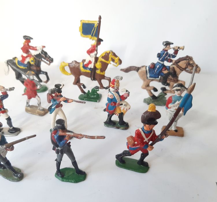 Grande lote de figuras de chumbo antigas