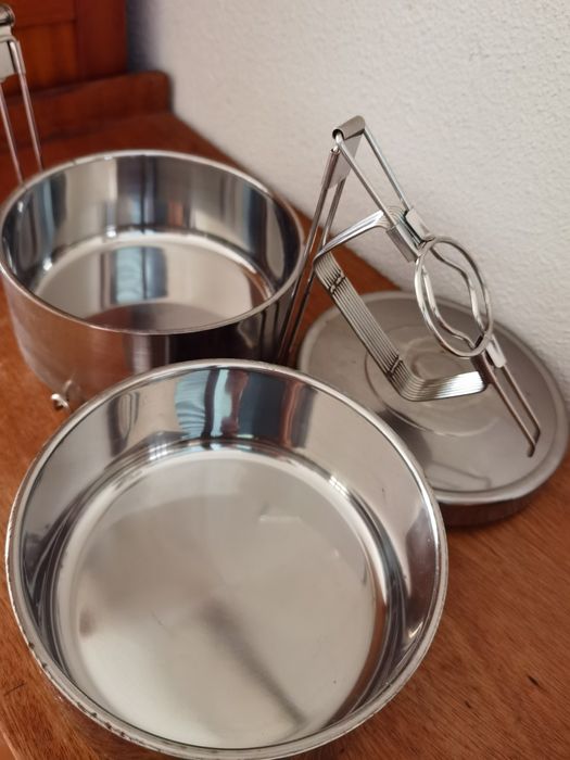 Marmitas E Leiteira e Fervedor água vintage e travessas novas