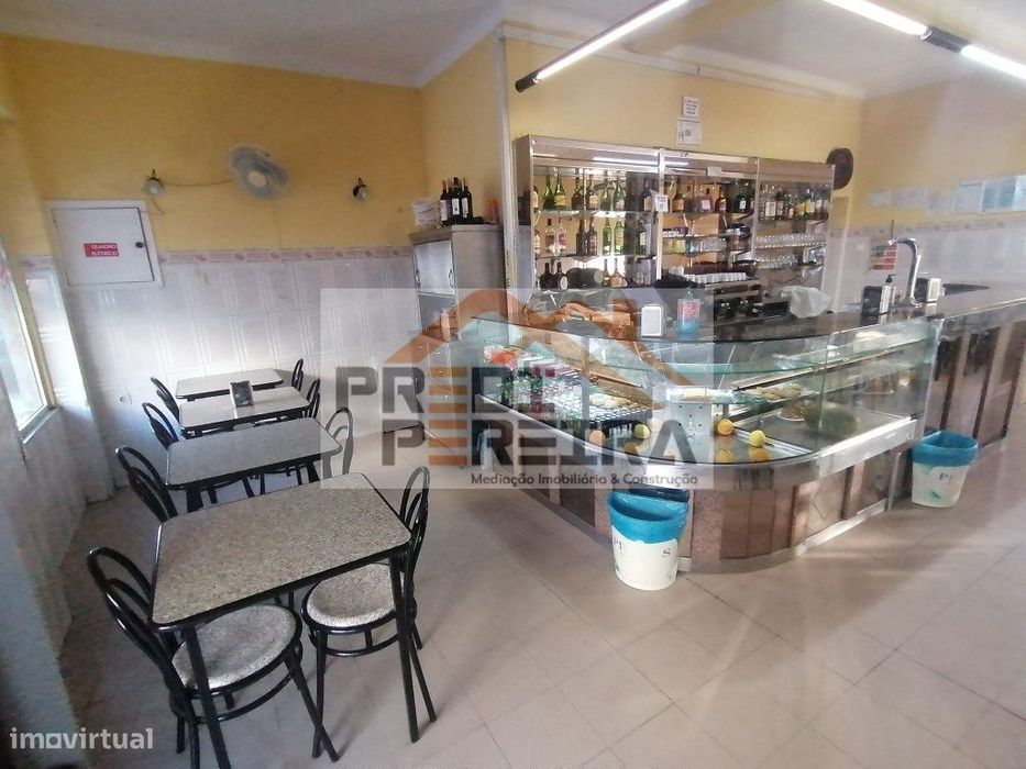 Estabelecimento comercial, para trespasse com renda mensal de 650€,...