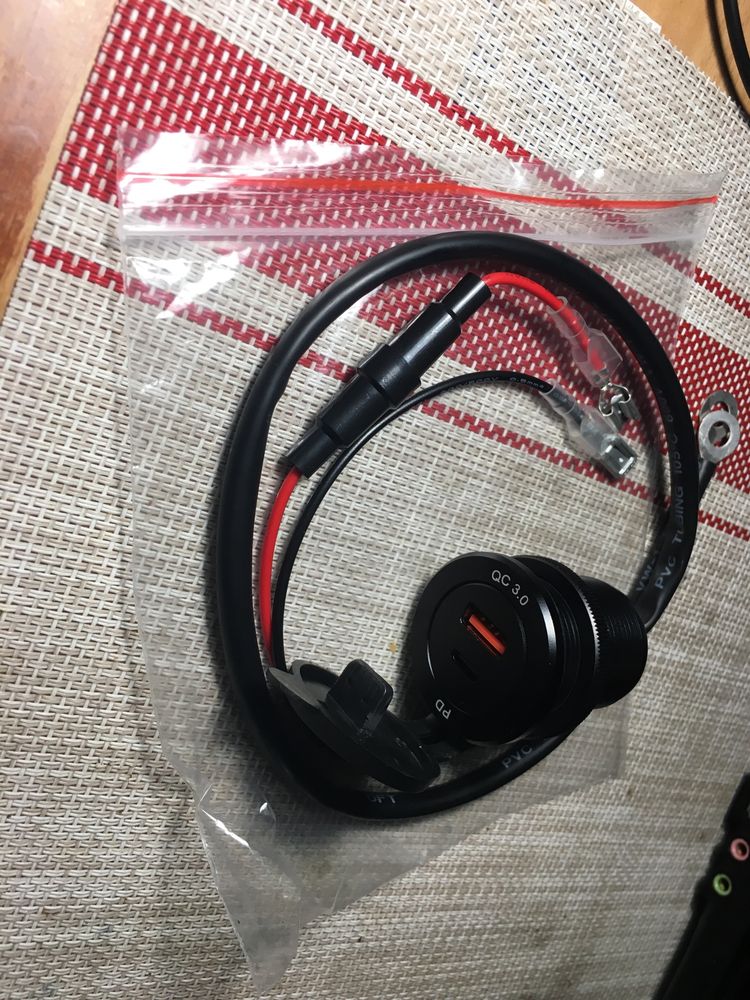 Автомобильная зарядка врізна в прикурювач QC 3.0 PD