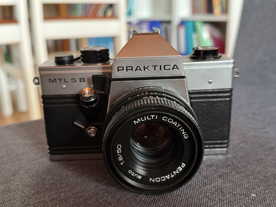 Aparat praktica w dobrym stanie z obiektywem