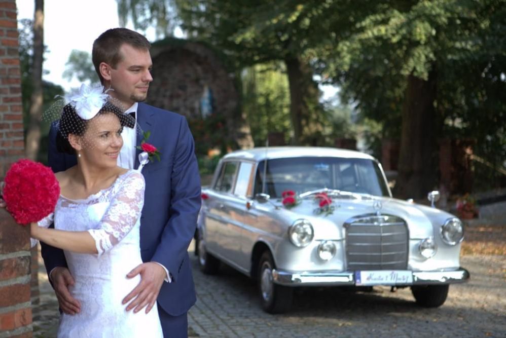 Auto do ślubu klasyczna limuzyna elegancki biały Mercedes Skrzydlak